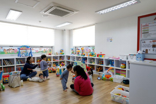 롯데그룹이 여가부·국방부와 mom편한 육아나눔터 확대를 위한 MOU를 체결했다. 사진은 부평 9공수여단에 있는 mom편한 육아나눔터. <롯데지주 제공>